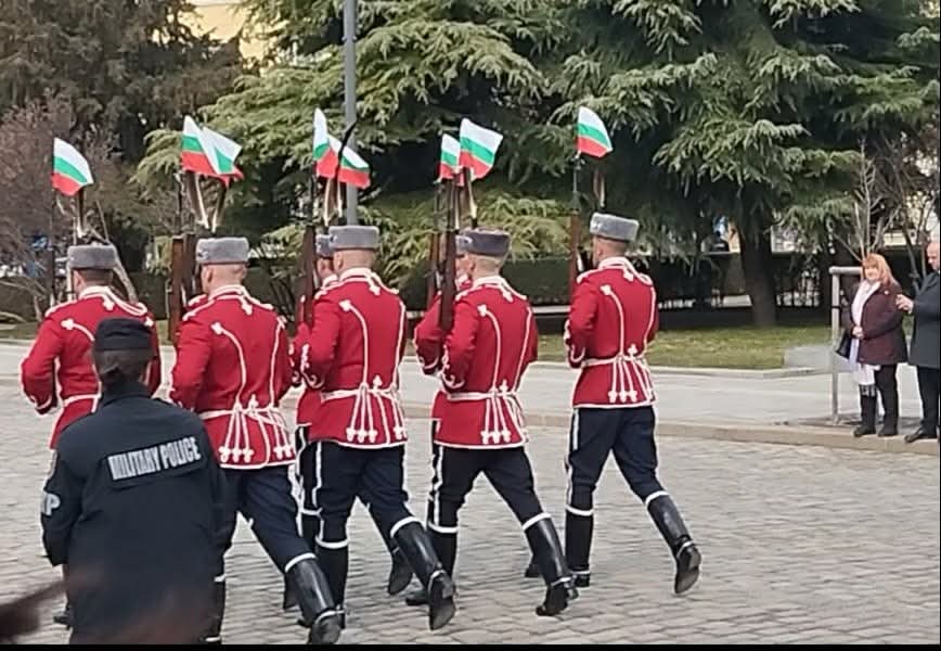 Смяна на почетния гвардейски караул пред Президентството — снимка 4